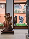 Skulpture su raspoređene u tematske cjeline koje otkrivaju proces nastanka djela i raznolikost materijala