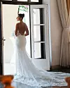 Na vjenčanju je zablistala u bijeloj Enzoani vjenčanici s čipkastim detaljima, otvorenim leđima i dugačkim šlepom koju je kupila u White Magnolia Bridal dućanu u Tampi na Floridi