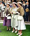 Kraljica Elizabeth (kasnije kraljica majka) 1956. skćerima, princezama Elizabeth, budućom kraljicom i Margaret - stil šešira daleko je skromniji nego danas