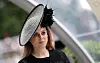 Princeza Beatrice je ulipnju 2018. izabrala crno-bijeli fascinator kojeg je kreirala Sally‑Ann Provan