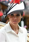 Meghan, vojvotkinja od Sussexa na utrkama je bila samo 2018., njen šešir Philipa Treacja nije se svidio konzervativnim krugovima jer je prozirnim obodonnavodno kršio pravila