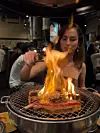 Isprobala je i Yakiniku, japanski stil roštiljanja gdje se tanko narezano meso peče na roštilju postavljenom na stolu u restoranu