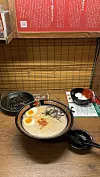Tonkatsu ramen - japanska juha od rezanaca, poznata po bogatom i kremastom temeljcu od svinjskih kostiju