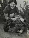 S majkom Anom u proljeće 1968.