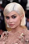 Kylie Jenner 2017. godine s plavom kosom