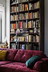 Bordo sofa omiljeno je mjesto za lješkarenje njihove kujice Mace.