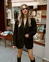 Nakit Karat, sako Anine Bing (Magali), čizme Toteme, torba Chanel, naočale Saint Laurent