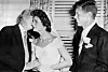 Joseph P. Kennedy stariji pozdravlja dolazak snahe Jacqueline Lee Bouvier u obitelj na vjenčanju s njegovim sinom, Johna Fitzgeraldom
