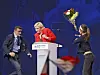 Na konvenciji njezine stranke 2017. feminističke aktivistice napale su je - buketom