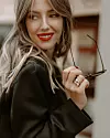 Nakit Karat: prsten Cleo, sako Anine Bing (Magali), naočale Saint Laurent