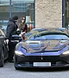 Victoria Beckham s Ferrarijem ispred svoje firme