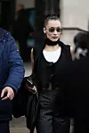 Manekenka Bella Hadid u outfitu inspiriranom 90-im godinama