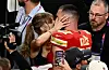 Taylor Swift uživa u vezi s nogometašem Travisom Kelceom