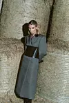 Kaput s kožnim pojasom SPORTMAX, Max Mara; rukavice iz fundusa stilistice; čizme ZARA
