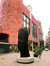 Palau de la Música Catalana s koncertnom dvoranom građena je početkom 20. stoljeća, ciglena interpolacija Petit Palau napravljena je 2004., a ispred nje postavljena je skulptura Carmela