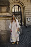 Japanke u kombinaciji s ljetnom haljinom, streetstyle iz Kopenhagena