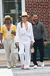 Dan nakon što je prošetala u Ralph Lauren looku, Jennifer je ponovno za dnevnu kombinaciju odabrala japanke - ovog puta kao dodatak potpuno bijelom stylingu