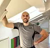 Hrvoje Mužar dugogodišnji je fitness trener, a joga, pilates, borilačke vještine, energetski rad i nutricionizam su samo neke od tehnika kojima se bavi.