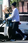 Margot Robbie i Tom Ackerley u šetnji sa sinčićem u Los Angelesu