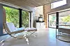 Dnevni boravak krasi kultni naslonjač Barcelona koji su Ludwig Mies van der Rohe i Lilly Reich dizajnirali 1929. godine