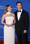 Scarlett Johansson i Colin Jost nasmijano su pozirali na crvenom tepihu, a par koji je u braku od 2020. također se i modno uskladio