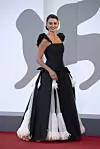 Penelope Cruz u crno-bijeloj kombinaciji.