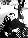 Rudi Gernreich, američki plesač koji je postao dizajner te kreirao kupaće kostime koji otkrivaju grudi.
