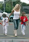 Pamela Anderson sa sinovima 2004., u Malibuu