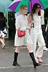 Lucy Boynton u romantičnom dnevnom izdanju, prijateljica ima zanimljivu obuću