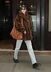 Dakota Johnson i inače voli nositi krznene kapute koji se ove sezone ponovno na velika vrata vraćaju u modu