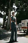 Elegantna haljina i japanke look su iz Pariza začinjen futurističkim naočalama