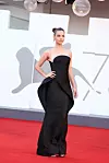 Barbara Palvin u asimetričnoj crnoj haljini.