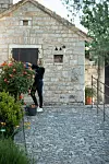 Melita Polić brine o cvijeću u sklopu njihovog etno sela.