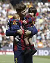 Gerard Pique sa sinovima Milanom i Sashom 2015.