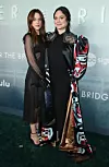 S kolegicom Lily Gladstone na premijeri krimi serije ‘Under The Bridge‘ u travnju ove godine
