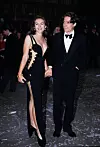 Na premijeri filma ‘Četiri vjenčanja i sprovod‘ Elizabeth Hurley se u društvu svog dečka Hugha Granta pojavila u seksi haljini brenda Versace
