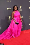 Uzo Aduba u kričavo rozoj kombinaciji.