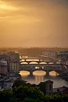 Znameniti srednjovjekovni most preko rijeke Arno, Ponte Vecchio, jedan je od najprepoznatljivijih simbola Firence