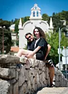 'Spontana, vedra i izgledom pomalo krhka no karakternom čvrstinom nadomješćuje percepciju o sebi', opisuje Stipaničev mlađu kćer...