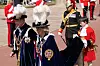 Kao što su paževi davno nosili skuteve osnivača viteškog reda, Edwarda III., tako su i kralj Charles i kraljica Camilla uživali u jednakom tretmanu na godišnjoj proslavi u Windsoru