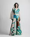 Sastoji se od 32 outfita izrađena od custom made tkanina, među kojima bih istaknula transparentne organdi podloge s apstraktnim i žakard motivima u vibrantnim bojama