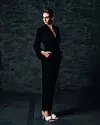 kombinezon na preklop By Malene Birger, Garderoba Concept Store; naušnica od pozlaćenog srebra i slatkovodnog bisera Anni, Lapidarium; sandale od plisirane kože Proenza Schouler, Heraldi for Women