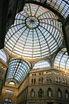 Galerija Umberto I. veličanstven je kompleks s restoranima, trgovinama i poslovnim prostorima