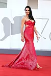 Adriana Lima zasjala je u crvenoj dekoltiranoj haljini.