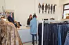 Nije neobično da u second hand trgovinama pronađete i prave modne dragulje, ali i potpuno novu odjeću.