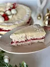 Raffaello torta s malinama idealan je odabir za bogati uskrsni stol - laganog je okusa, a priprema se bez pečenja