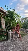 Domaći ugođaj mora pratiti i ‘dalmatinska pisma‘, slaže se i Martina, pa joj je omiljeni beach bar u Dućama ‘Ruža vjetrova‘ jer u njemu svira jedan i jedini Mišo Kovač