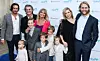Goldie Hawn, Kurt Russell s djecom Oliverom, Kate i Wyattom te unucima: Bodhijem Hudsonom, Rio Hudson, Binghamom Bellamyjem, Wilderom Hudsonom i Ryderom Robinsonom