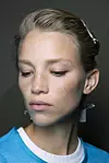 Skindanje šminke vlažnim maramica višestruko šteti koži lica