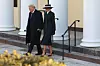 Melania i Donald Trump odlaze iz crkve nakon mise